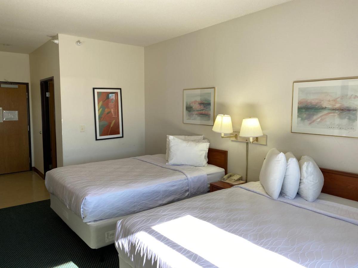 Carlyle Inn & Suites Bagian luar foto