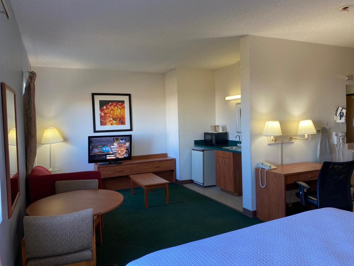 Carlyle Inn & Suites Bagian luar foto