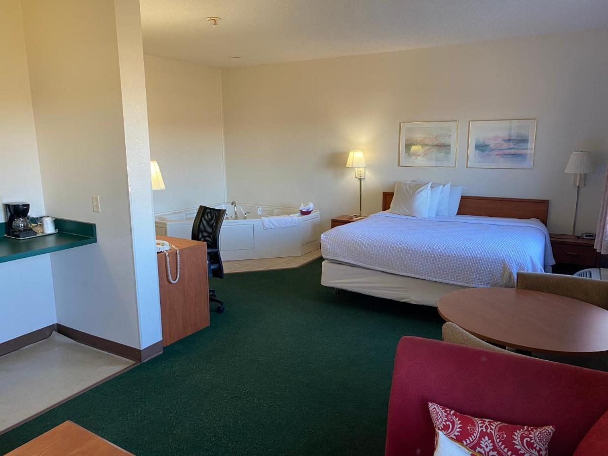 Carlyle Inn & Suites Bagian luar foto